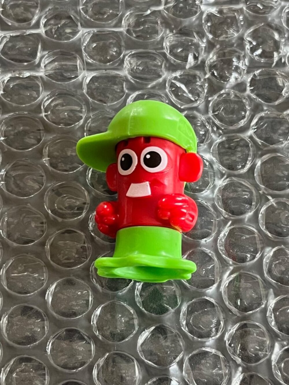 Kinder Surprise Joy Mixart Red Man and Green Sideways Hat #SE722